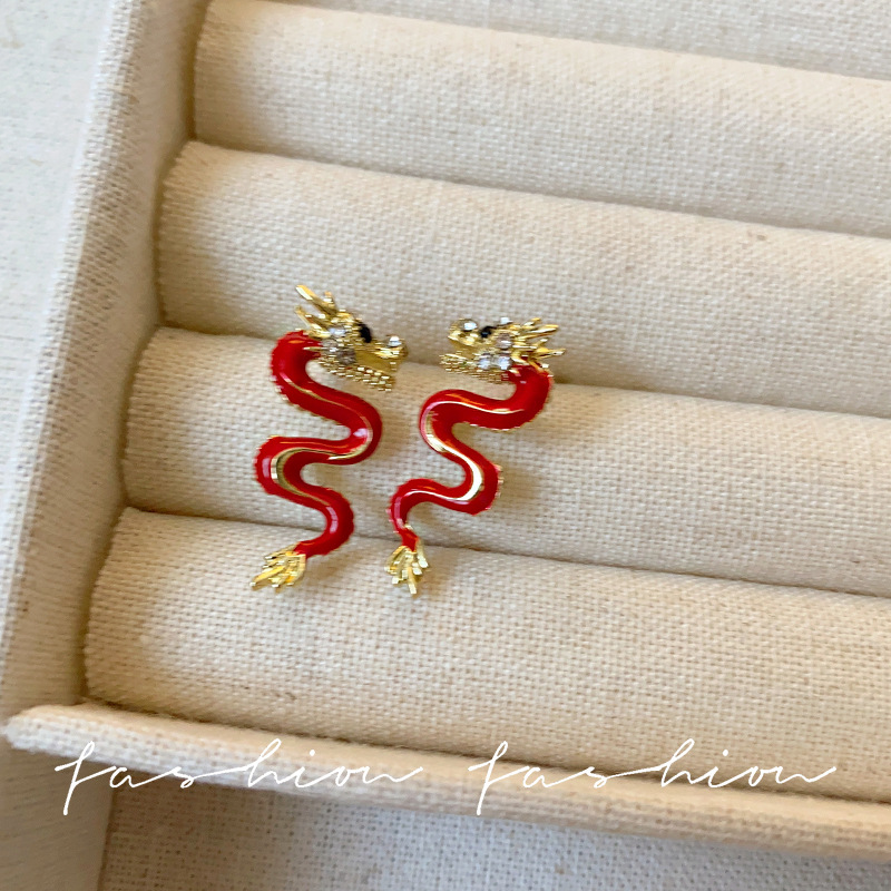 Light luxury and high-end style, dragon-shaped earrings for women in the zodiac year, Chinese style, fashionable, unique and individual, small and exquisite earrings full figure