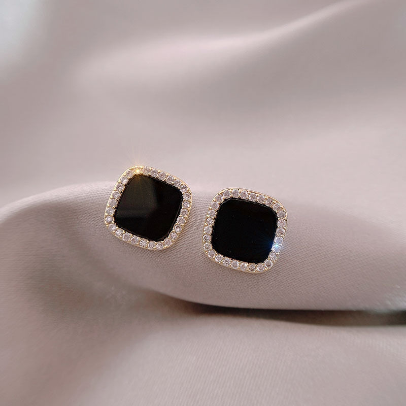 S925 Silver needle black square fashionable earrings, oil-dripping geometric diamond-encrusted small commuter stud earrings, elegant Korean earrings Application Scenario