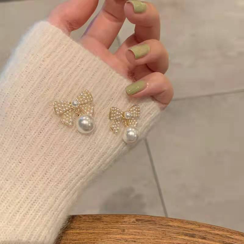 Pearl bow stud earrings S925 silver needle Korean version elegant and simple style exquisite earrings full figure
