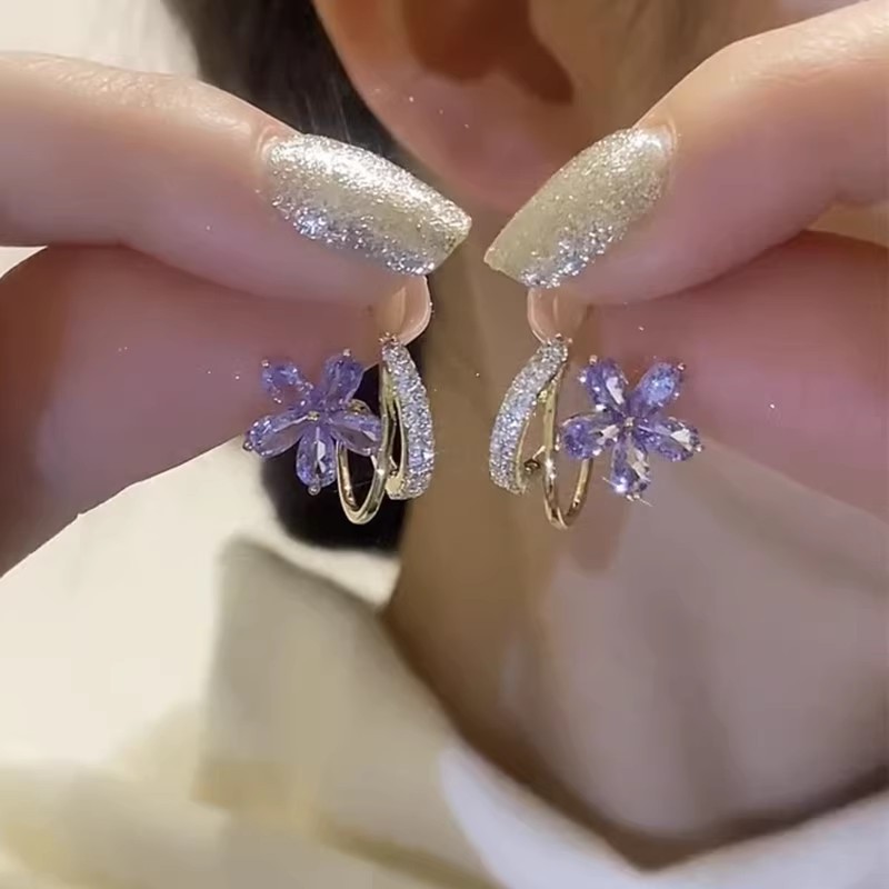 The super ethereal purple zircon flower earrings for women exude a light luxury, fashionable and sophisticated charm. The stud earrings are exquisite, simple and versatile Specification drawing