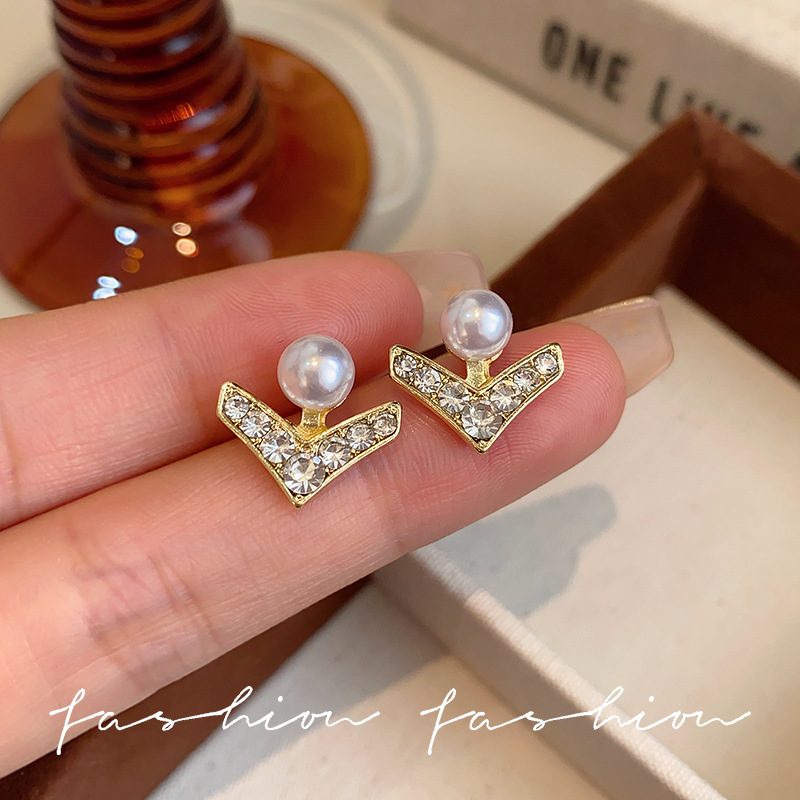 V-shaped pearl stud earrings for women, 2025 new style of broken diamond zircon high-end earrings, exquisite and versatile, face-enhancing small earrings full figure