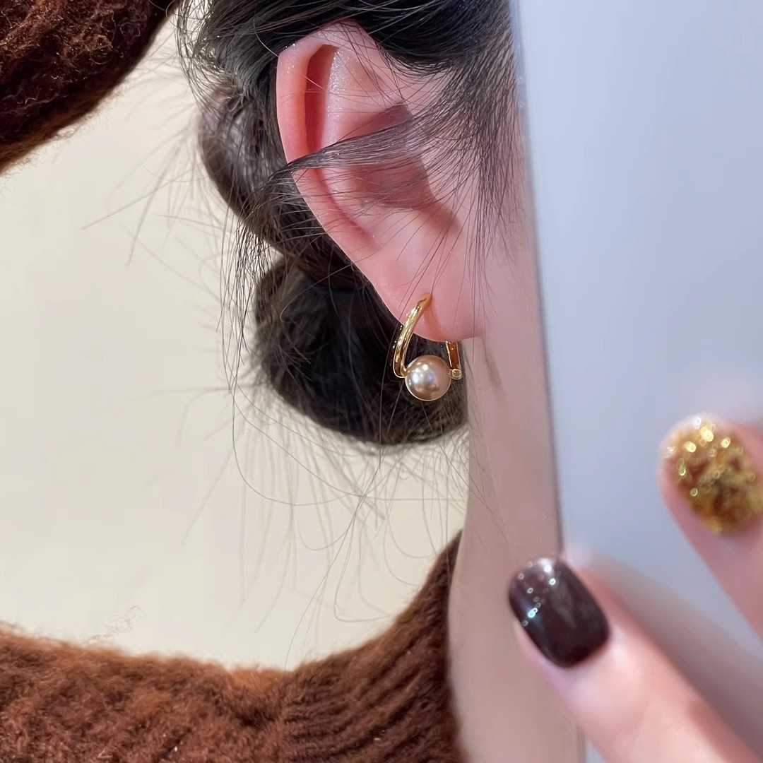 Maillard retro pearl stud earrings, a niche design for women with a light luxury style, are high-end earrings that exude an atmosphere for autumn and winter full figure