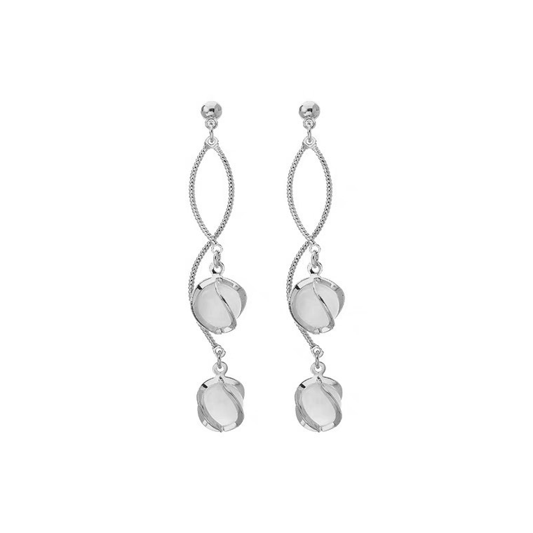 Long tassel earrings are a trendy and stylish choice for women on Instagram. They are versatile earrings that exude a sense of sophistication and individuality, making you look slimmer. They are also a trendy accessory for round faces Item Picture