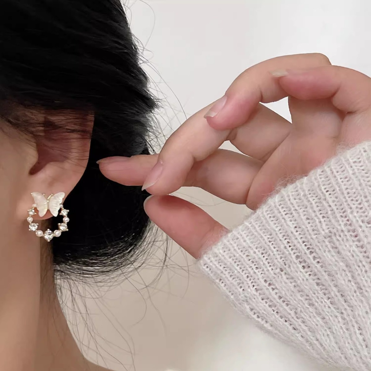 Gentle and ethereal butterfly pearl earrings for women, 925 silver needle, sweet and elegant stud earrings, 2024 new trendy earrings details Picture