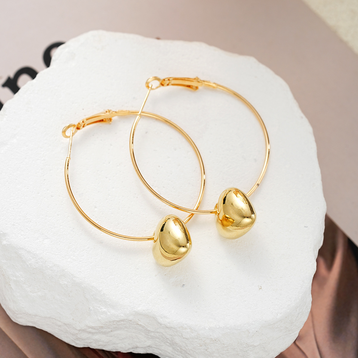 Cross-border European and American golden heart-shaped ear rings, hollow heart-shaped large ear rings, ins cold style metal texture earrings Specification drawing
