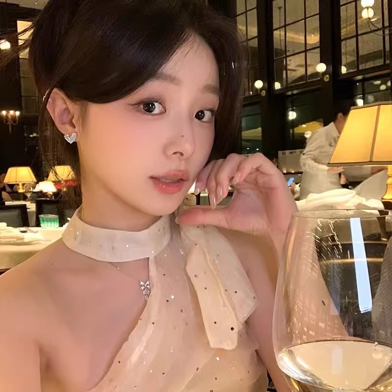 Silver needle ice transparent blue gradient heart-shaped stud earrings for women, sweet, light luxury, high-end and elegant earrings, simple and unique earrings Application Scenario