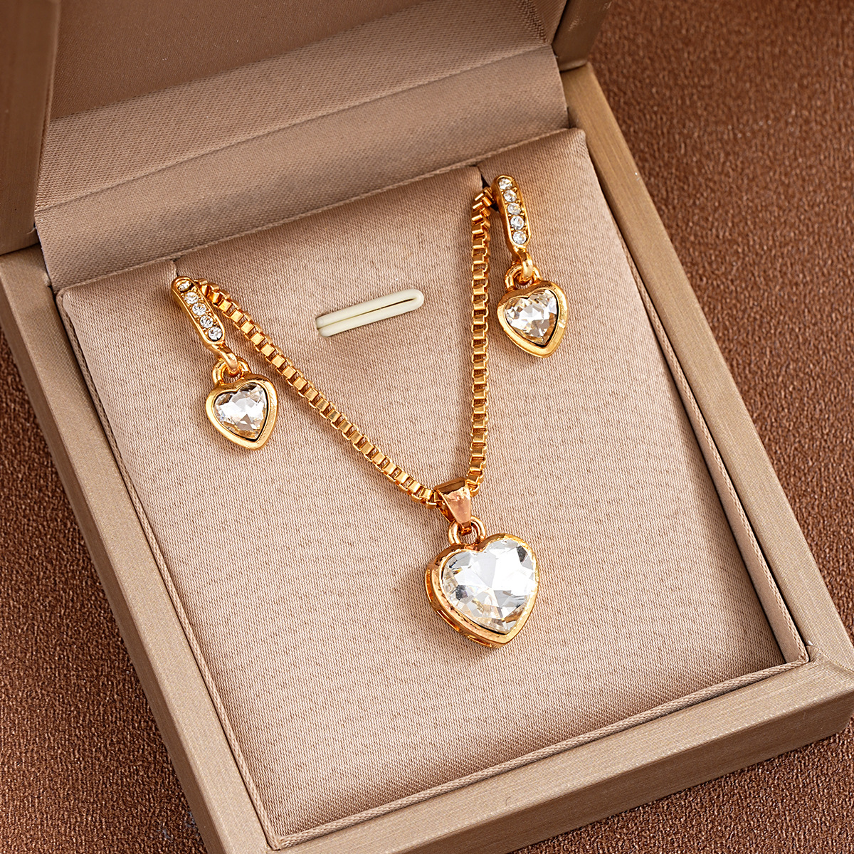 New cross-border niche design golden zircon earrings and necklace set, European and American ins high-end light luxury collarbone chain Specification drawing