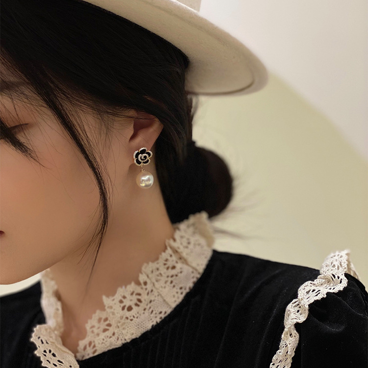 Korean black rose pearl flower, elegant and grand, three-dimensional petal stud, female ear stud Application Scenario