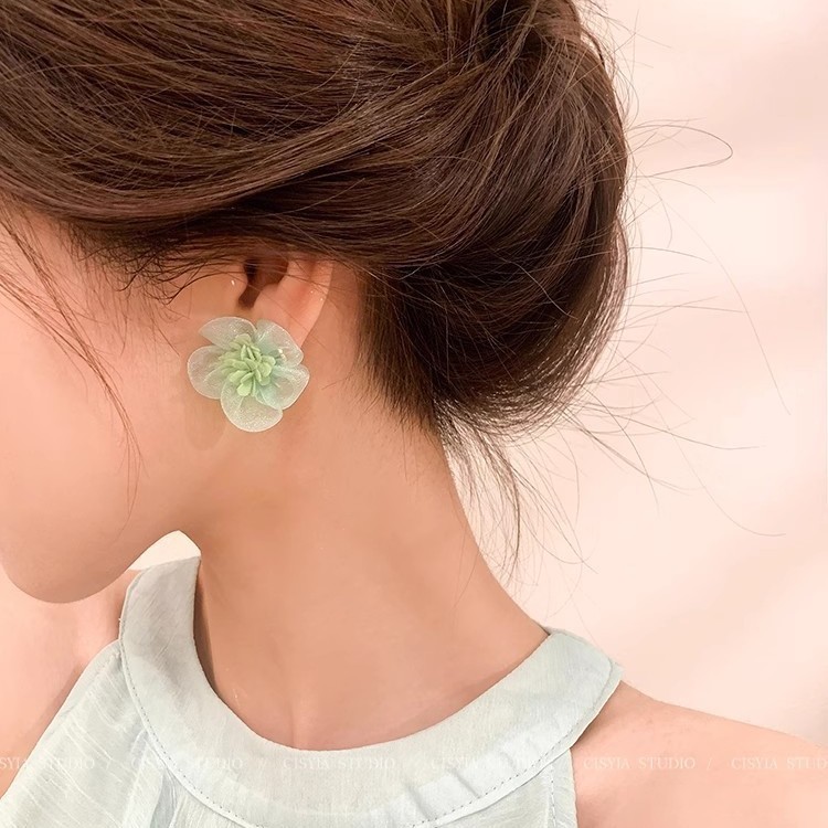 Fabric flower stud earrings for women in summer, sweet and ethereal, unique and unique vacation style seaside earrings, versatile commuting earrings Application Scenario