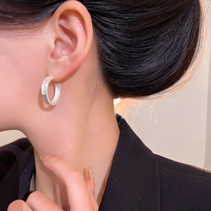 The cold and frosted silver ring earrings and French plain ring stud earrings are suitable for women with round faces as best-selling earrings Specification drawing