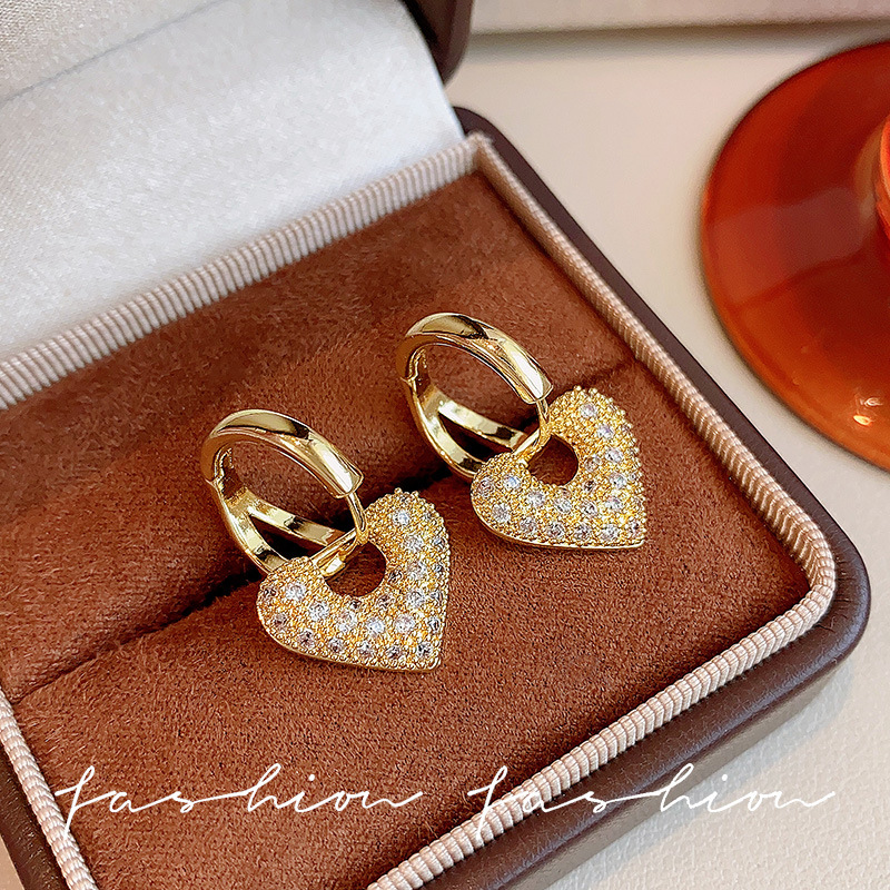 Exquisite and compact, fully diamond-encrusted heart-shaped ear buckles, with a light luxury and niche design sense, fashionable and versatile earrings. Two pairs, a stylish and elegant ear accessory Specification drawing