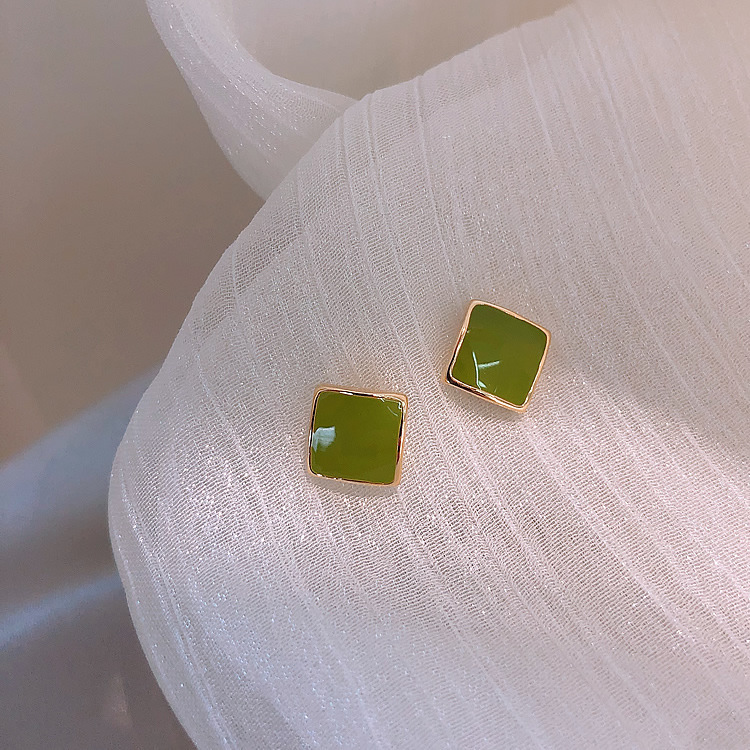 Avocado green stud earrings exude a feminine charm, with a niche design and a simple yet compact style. This is the new trend of the year Application Scenario