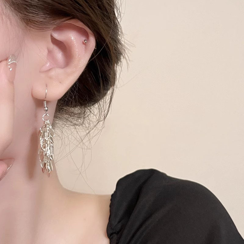 The shimmering wheat ear tassel earrings exude a sense of luxury and sophistication for women, exuding a fashionable and elegant style. The ear studs are long and cool earrings Specification drawing