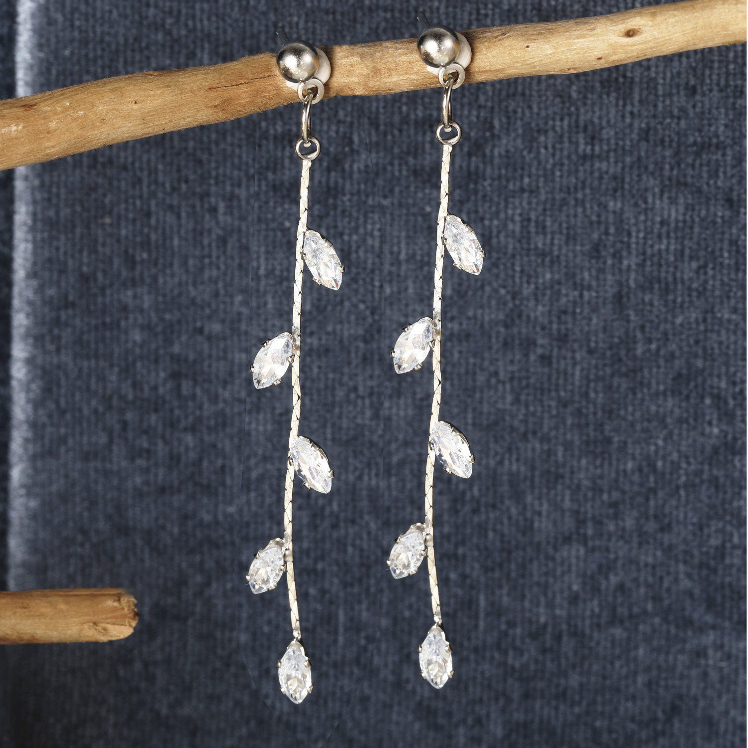 European and American cross-border tassel earrings, with a touch of zircon and a fresh and delicate style, are long and elegant leaf tassel earrings details Picture