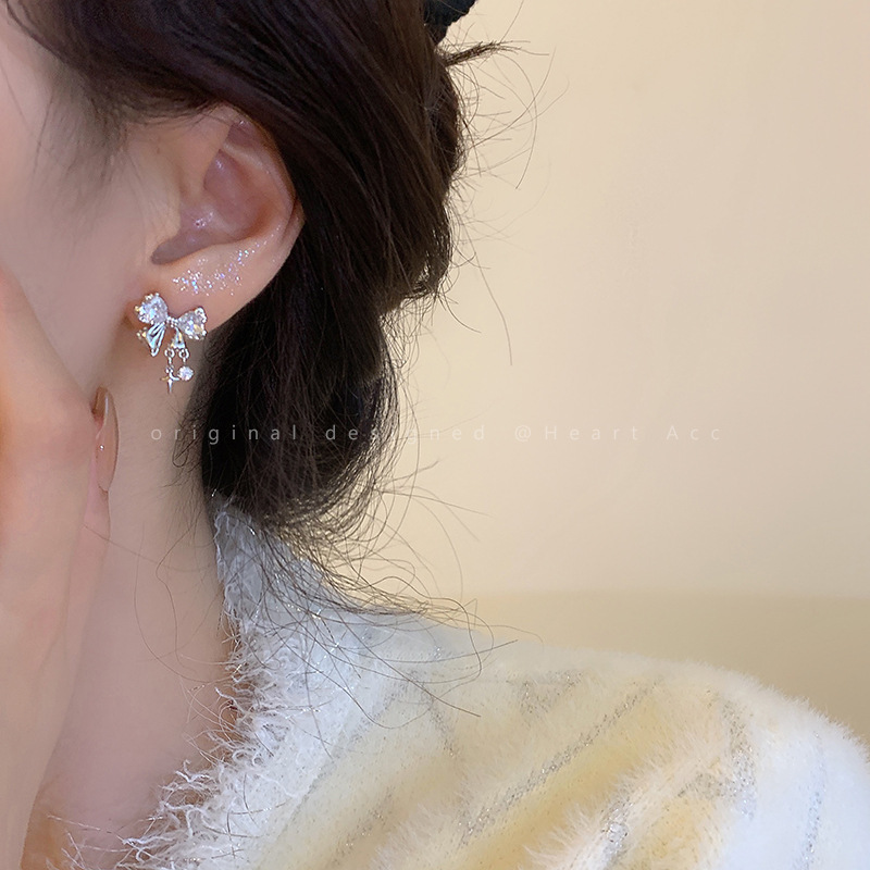 The star-studded bow zircon stud earrings are a niche design accessory for women, exuding a fashionable and elegant vibe. They are popular online earrings Specification drawing