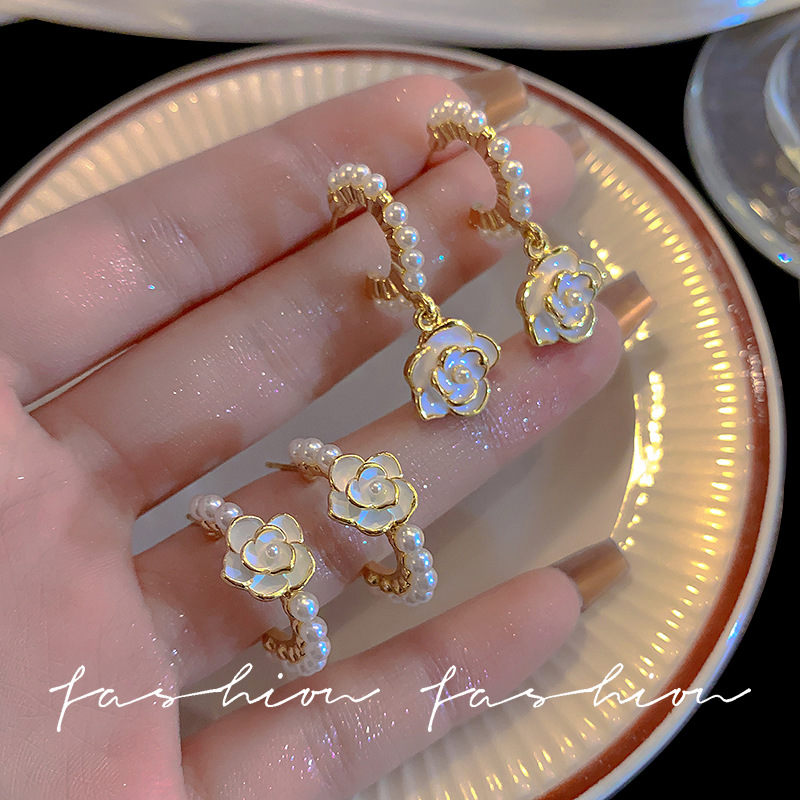 French retro camellia pearl stud earrings, women's forest style, fashionable and versatile, elegant earrings S925 silver needle earrings wholesale full figure