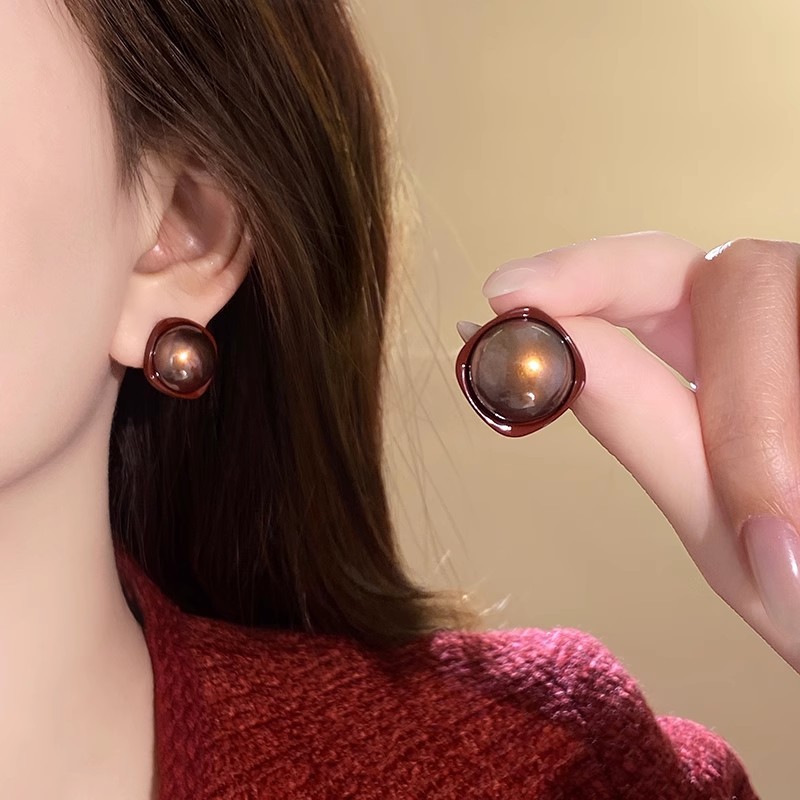 Retro Hong Kong-style red square stud earrings for women, exquisite and fashionable, versatile earrings, a unique and unique style, versatile earrings full figure