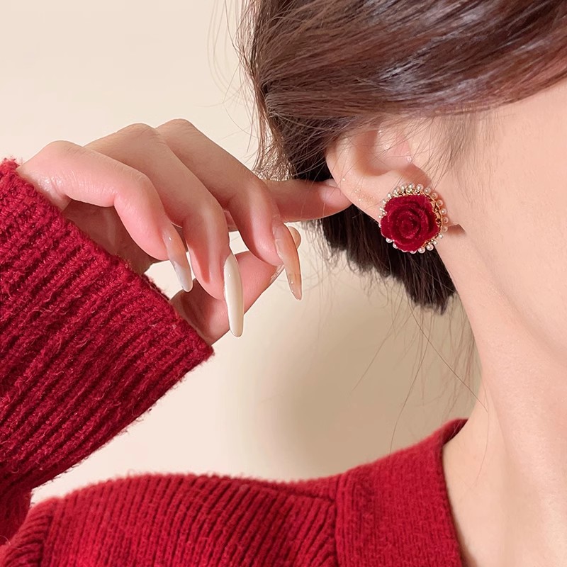 Ankela red flower pearl stud earrings for women exude a light luxury and high-end charm with a unique flocked style. They are versatile earrings for autumn and winter Specification drawing
