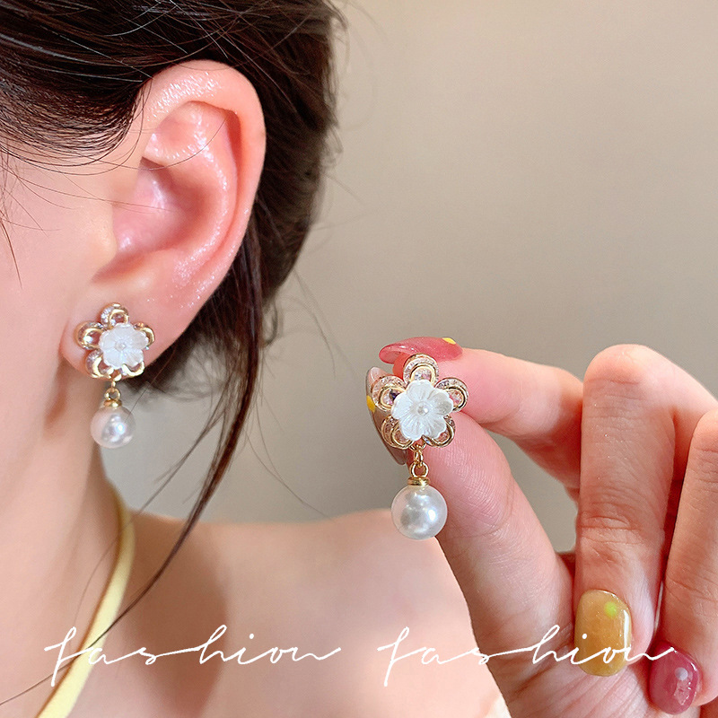 Sweet and elegant white flower pearl earrings for women 2025 new bestsellers, fresh, niche and versatile earrings wholesale details Picture