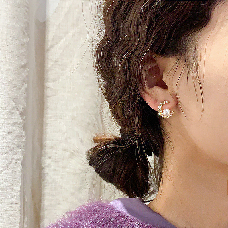 925 Silver needle, simple pearl crescent earrings from Dongdaemun, South Korea, elegant and versatile, diamond-encrusted moon-like earrings Application Scenario