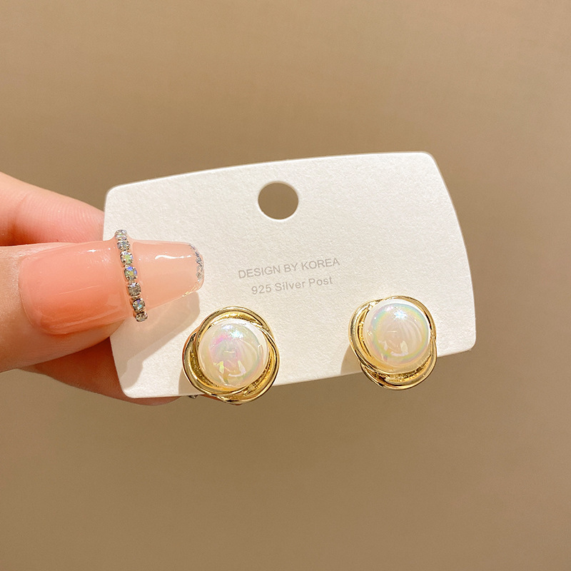 S925 Silver needle, with a niche design sense, spiral metal iridescent pearl stud earrings, is a simple and luxurious earpiece with a feminine charm full figure