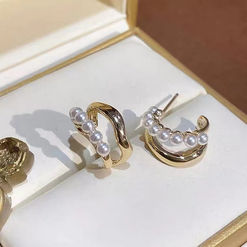 S925 Silver Needle Small Fragrance Style Design pearl geometric earrings, elegant and versatile new earrings, high-quality wholesale Application Scenario