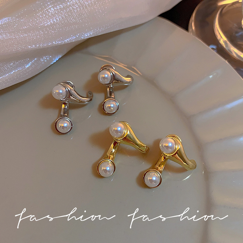 Pearl stud earrings with a niche design sense, retro Hong Kong-style earrings, ethereal and high-end light luxury earrings for women details Picture