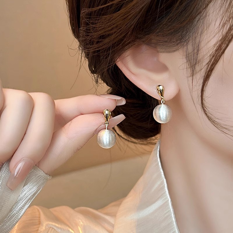 The unique and distinctive frosted brushed metal ball stud earrings are a new bestseller for autumn and winter in 2025, exuding a sense of light luxury and sophistication details Picture