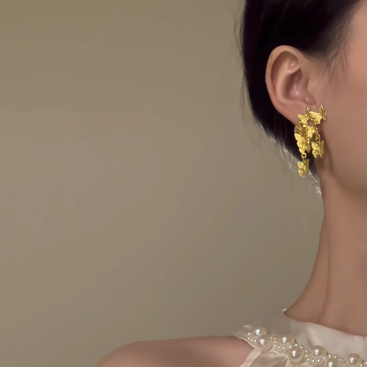 "Group of Butterflies Dancing: Retro Golden Butterfly Earrings 2025 New bestseller, high-end, light luxury, niche and unique earrings for women. Specification drawing