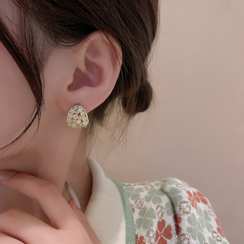 French retro high-end style golden cat's eye stone oval silver needle stud earrings, women's niche design sense and elegant earrings Application Scenario