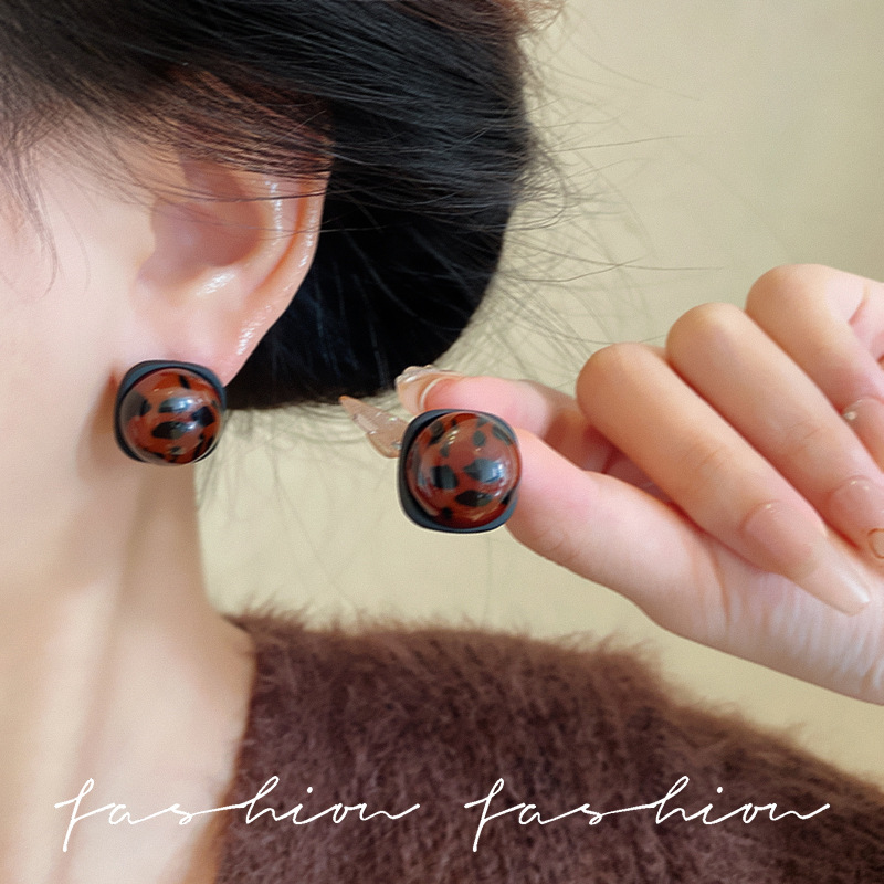 Wine red leopard print square silver needle stud earrings for women, 2025 new autumn and winter retro earrings, fashionable and elegant, versatile earrings full figure