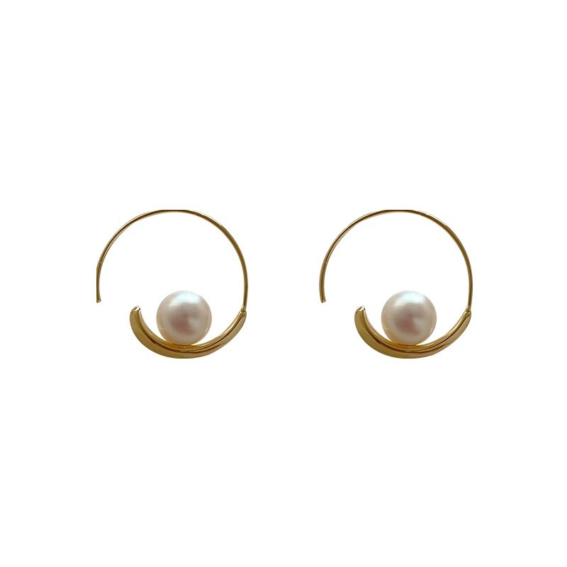 This is a unique and niche design with golden ring pearl earrings. The ear rings exude a sense of elegance and sophistication. It's a new trendy ear accessory from 2025 Item Picture
