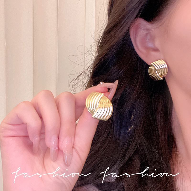 High-end metal earrings, retro vacation style stud earrings, the same style as the Instagram blogger's unique and fashionable French retro earrings details Picture