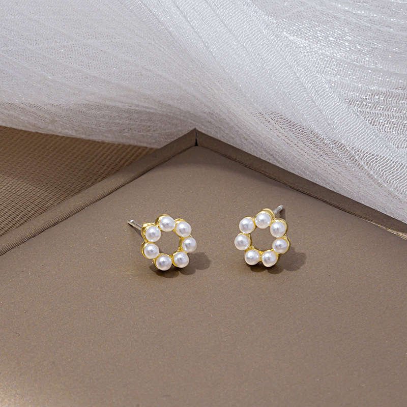 925 silver needle pearl hollowed-out round stud earrings, new small and exquisite earrings from Japan and South Korea, trendy and versatile earrings for Internet celebrities Application Scenario
