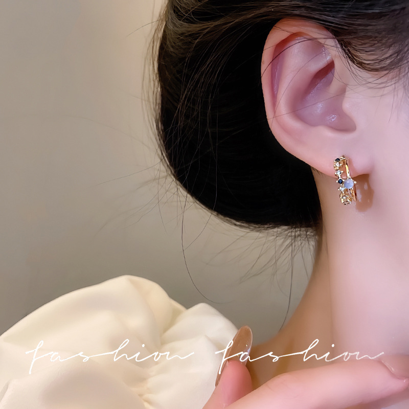 Korean niche, exquisite and small blue cat's eye stone forest-style stud earrings with a high-end and elegant look, retro stud style Application Scenario