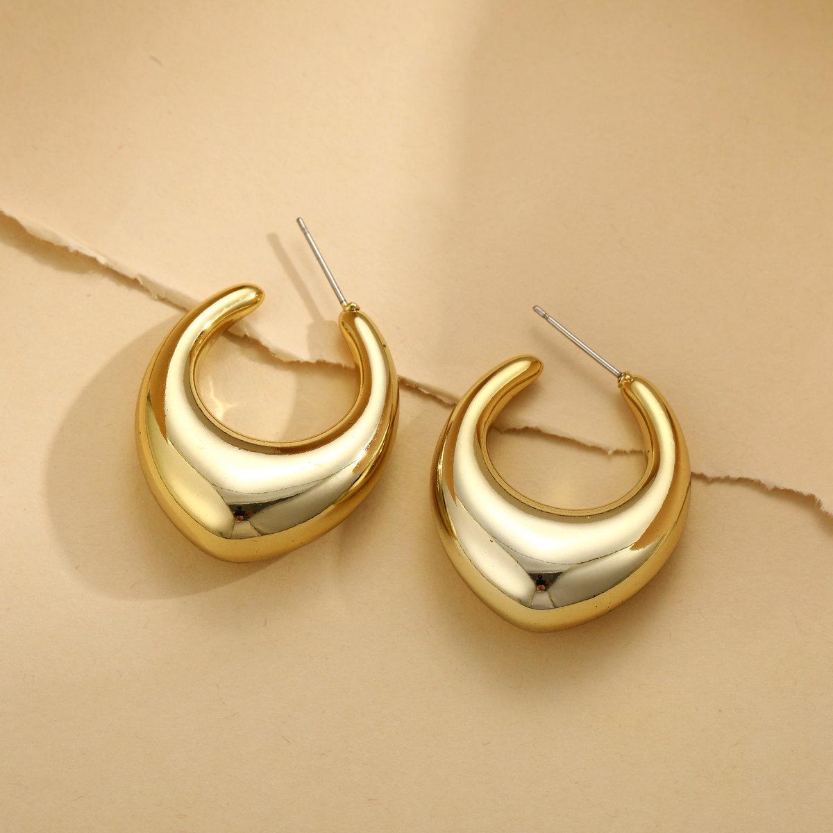 New cold style metal crescent half-ring earrings from Europe and America, creative and high-end C-shaped stud earring Application Scenario
