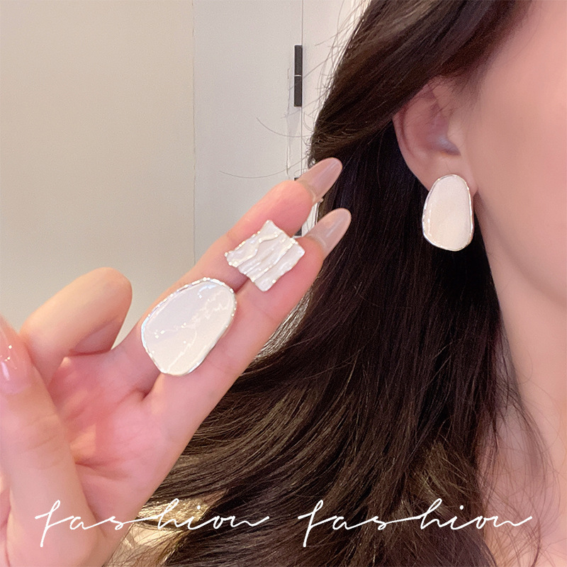 White textured square stud earrings for women, versatile, casual design, exaggerated, simple and elegant, new 2025 earrings details Picture