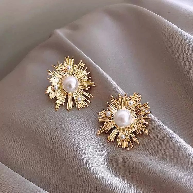 925 Silver needle Sunflower pearl stud earrings, Korean style, exaggerated personality, short hair atmosphere, fireworks earrings full figure