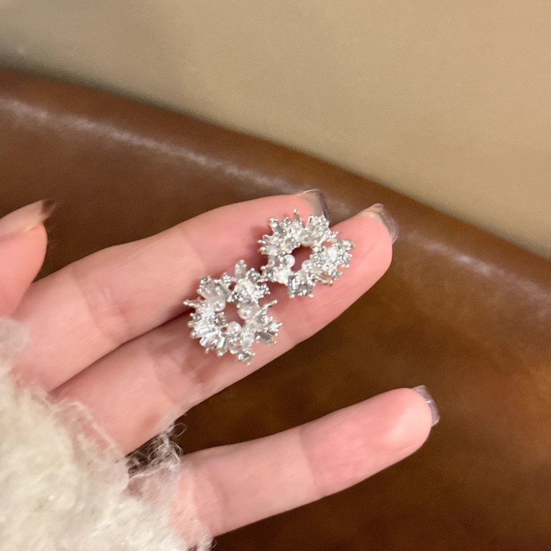 The 2025 new sunflower geometric pearl stud earrings for women are a niche and high-end look. They are light luxury, exquisite and unique earrings Application Scenario