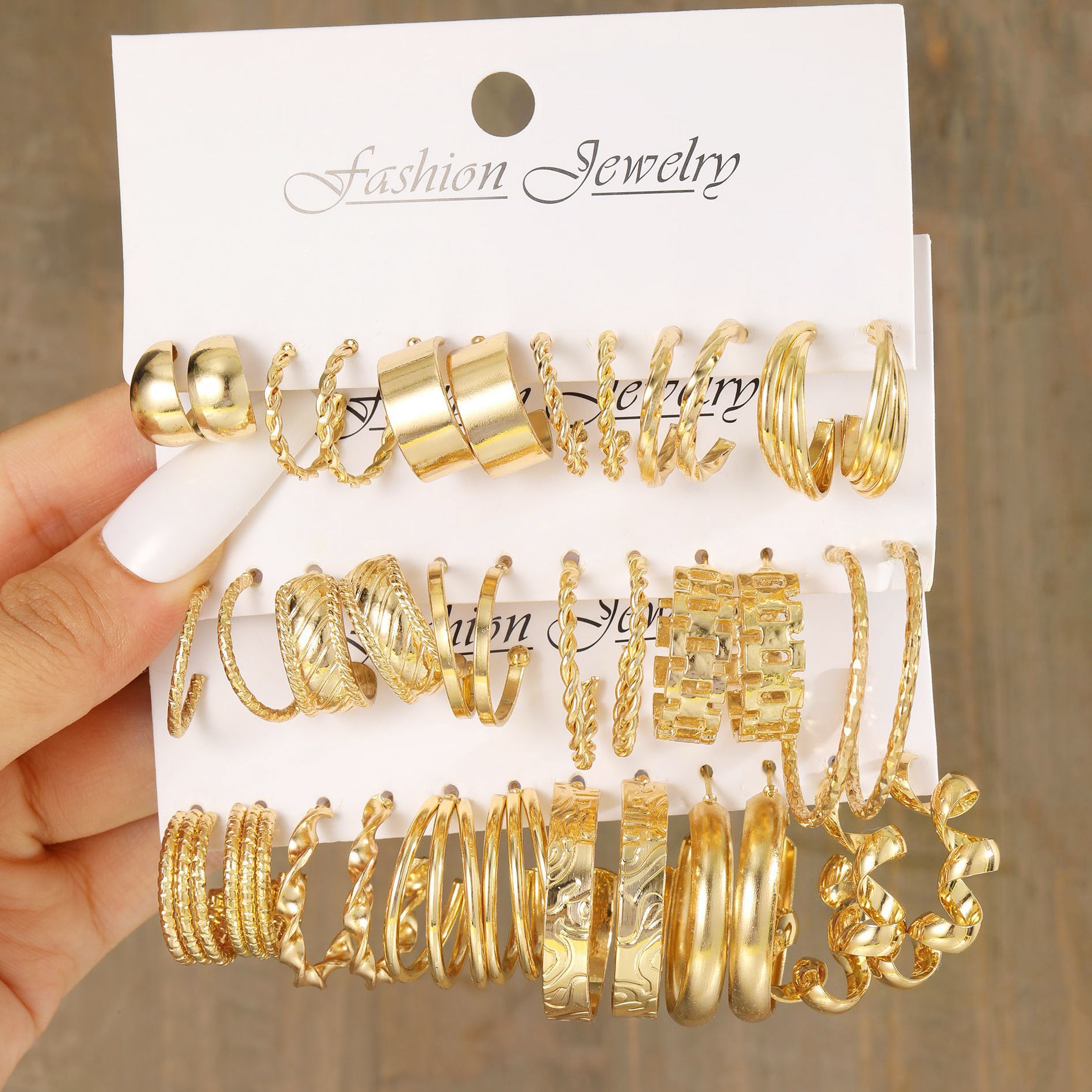 A new 18-piece set of personalized metal twisted chain spiral ear rings and geometric earrings from Europe and America full figure