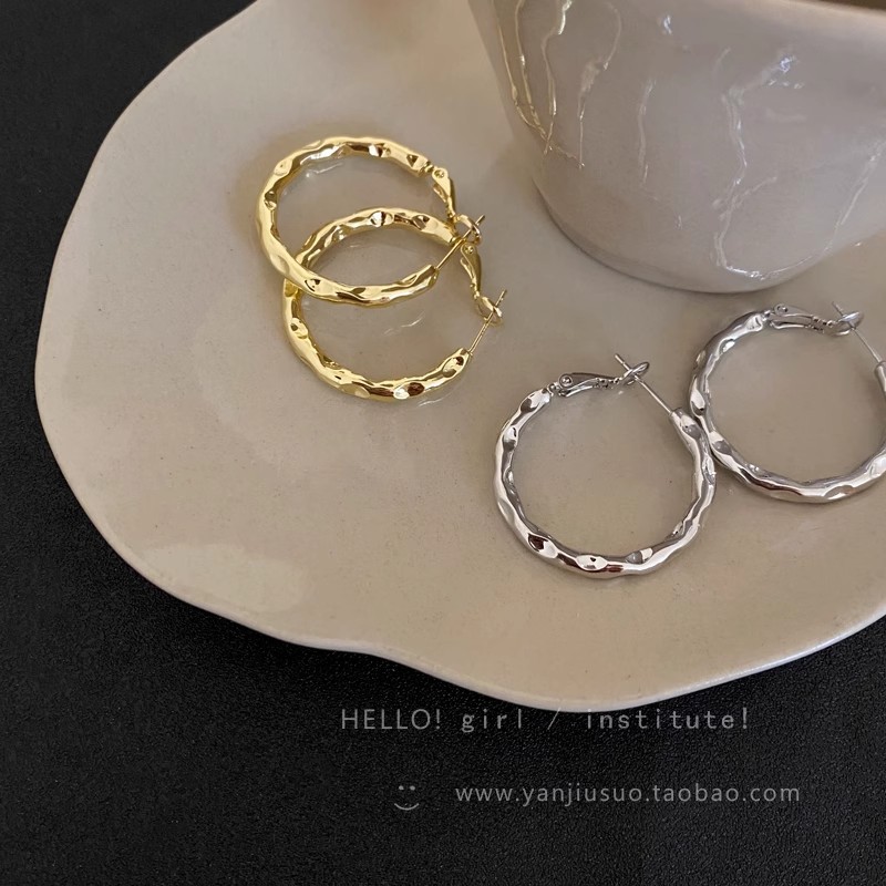 Silver texture irregular circle earrings, women's light luxury and high-end feel, 925 silver needle plain circle ear buckles, small earrings that show off the face Application Scenario