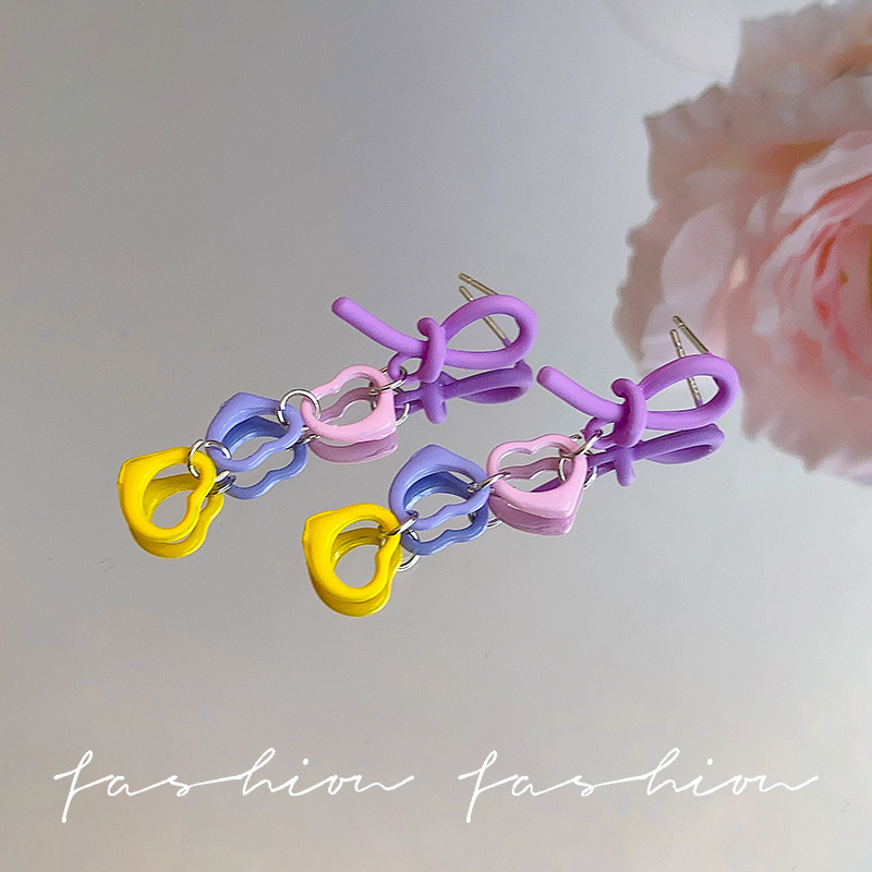 The dopamine-colored heart-shaped earrings with a niche design sense are sweet and elegant summer long, sweet and cool earrings for girls Specification drawing