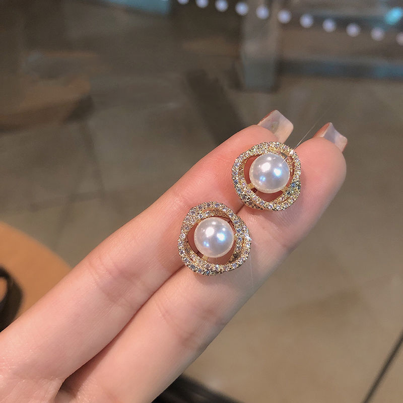The new S925 silver needle trendy vortex pearl stud earrings for women, with a simple and cold Korean style, are small and trendy earrings full figure