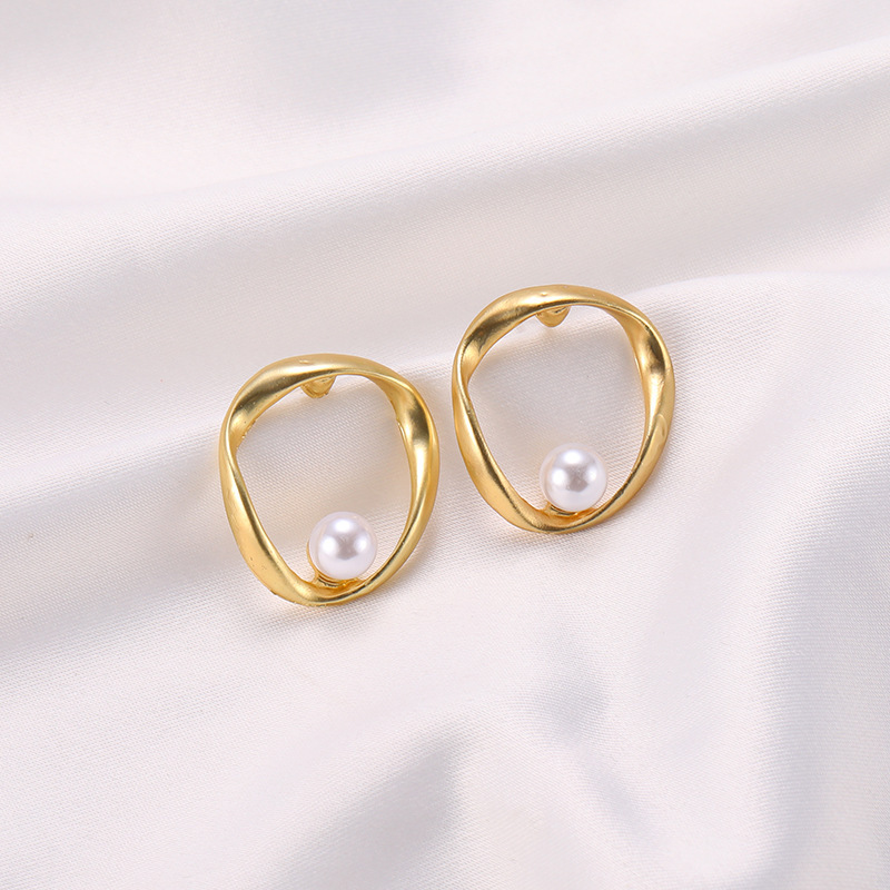 S925 Silver needle small pearl ear rings, Korean Dongdaemun earrings, simple and elegant, ins irregular stud earrings full figure
