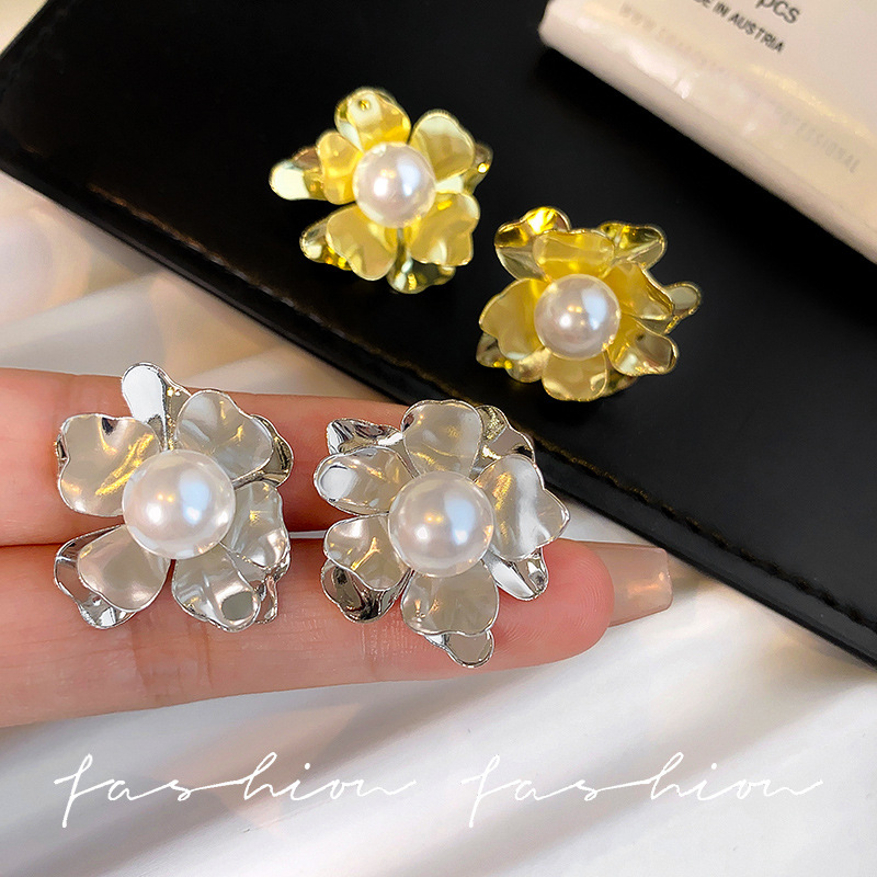 Irregular three-dimensional flower pearl stud earrings with a European and American style, a high-end, light luxury and exquisite women's earring, a new bestseller in 2025 full figure