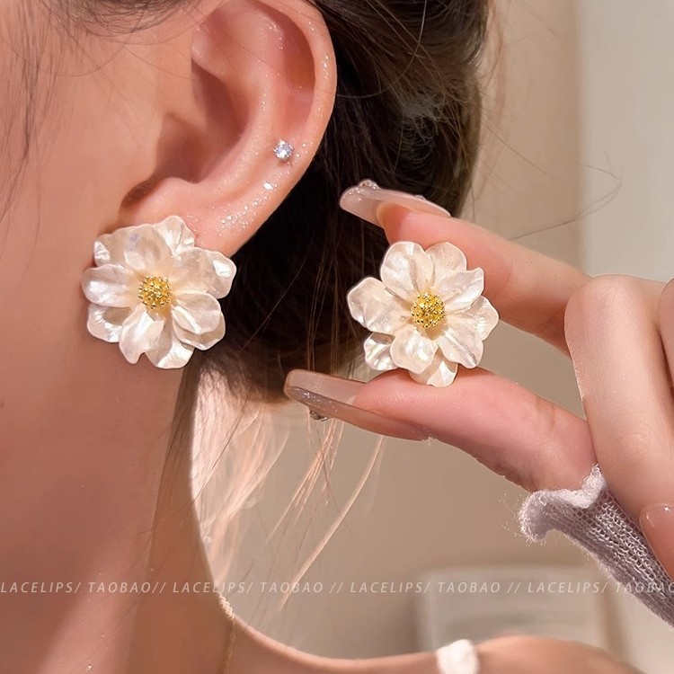 Floral and elegant French style camellia stud earrings, women's high-end, light luxury, fashionable, exquisite and versatile earrings and earrings Specification drawing