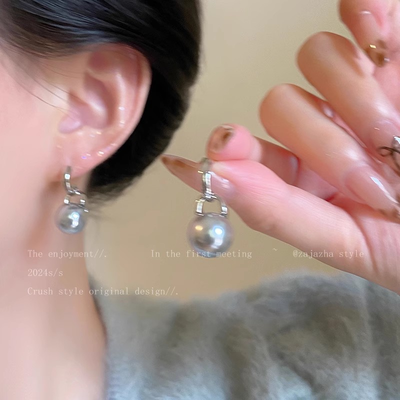 Celebrity-style pearl stud earrings for women in autumn and winter, a fashionable and high-end look, a niche and light luxury earpiece that has become a hit among Internet celebrities Application Scenario