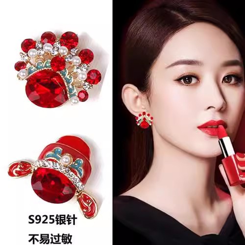 Chinese-style sword and horse actress facial makeup, national trend ear studs, women's fashionable, retro and festive earrings, niche design, asymmetrical earrings full figure