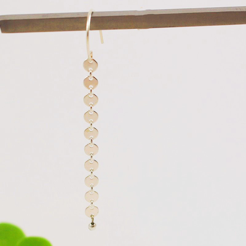 European and American cross-border accessories, fashionable, light luxury and niche earrings, women's metal small round pieces, smooth round piece tassel earrings Application Scenario
