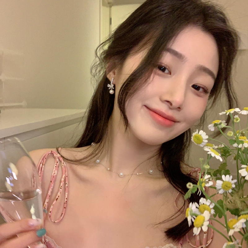 Silver needle Korean-style niche design fashionable pearl earrings, light luxury style sweet earrings, high-end temperament earrings wholesale details Picture